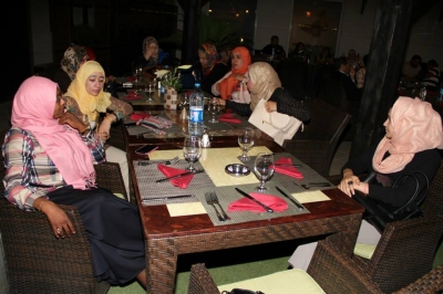 حفـل تخريـج ثلـة مـن الكوادر والقيادات الذيـن أدركوا بـأن العلـم هـو سـلاح الحضـارة وعنـوان رقيـهـا، وحملـوا علـى عاتقهـم المسؤوليـة والرغبـة فـي الاستزادة والاندفاع لأحـدث مـا توصلـت اليـه العلـوم، حيث تم الإنتهاء من فعاليات البرامج التدريبية التالية : 1. الأرشاد الجماعي لذوي لإحتياجات الخاصة وأفضل الطرق للتعامل معهم. 2. رفع كفاءة الأخصائيين الإجتماعين. 3. إختبار الذكاء. حيث تم تسليم الشهادات كل من الأستاذ ماجد الفاعوري / المدير العام. الأستاذ متعب الدبوبي / المستشار العام _3