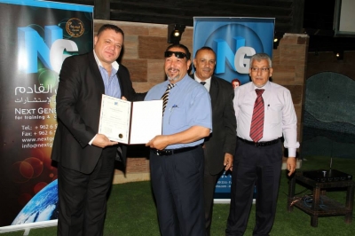 حفـل تخريـج ثلـة مـن الكوادر والقيادات الذيـن أدركوا بـأن العلـم هـو سـلاح الحضـارة وعنـوان رقيـهـا، وحملـوا علـى عاتقهـم المسؤوليـة والرغبـة فـي الاستزادة والاندفاع لأحـدث مـا توصلـت اليـه العلـوم، حيث تم الإنتهاء من فعاليات البرامج التدريبية التالية : 1. الأرشاد الجماعي لذوي لإحتياجات الخاصة وأفضل الطرق للتعامل معهم. 2. رفع كفاءة الأخصائيين الإجتماعين. 3. إختبار الذكاء. حيث تم تسليم الشهادات كل من الأستاذ ماجد الفاعوري / المدير العام. الأستاذ متعب الدبوبي / المستشار العام _6